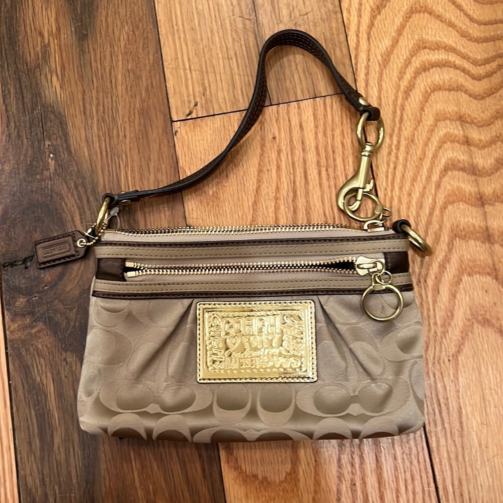 Coach  NWT WRISTLET PURSE